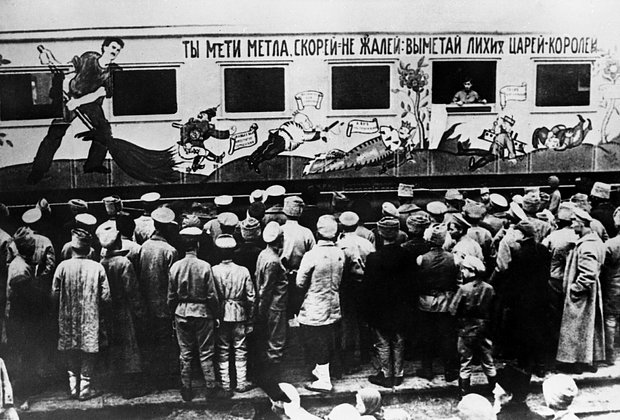 Красноармейцы и крестьяне возле агитационного поезда «Октябрьская революция»