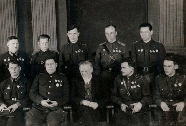 Калинин среди бойцов и командиров Красной армии