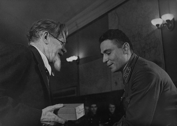 Михаил Калинин вручает советскому летчику-истребителю полковнику Александру Осипенко орден Ленина и Золотую звезду Героя Советского Союза за мужество и героизм, проявленные в боях национально-революционной войны народа Испании