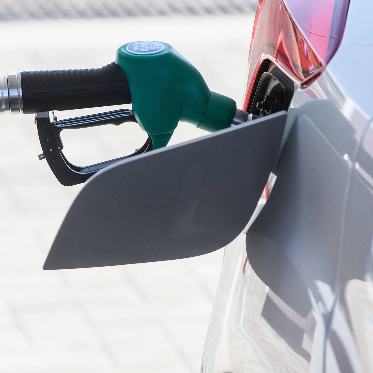 На заправках в одной стране перестали принимать карты из-за санкций против «Лукойла»