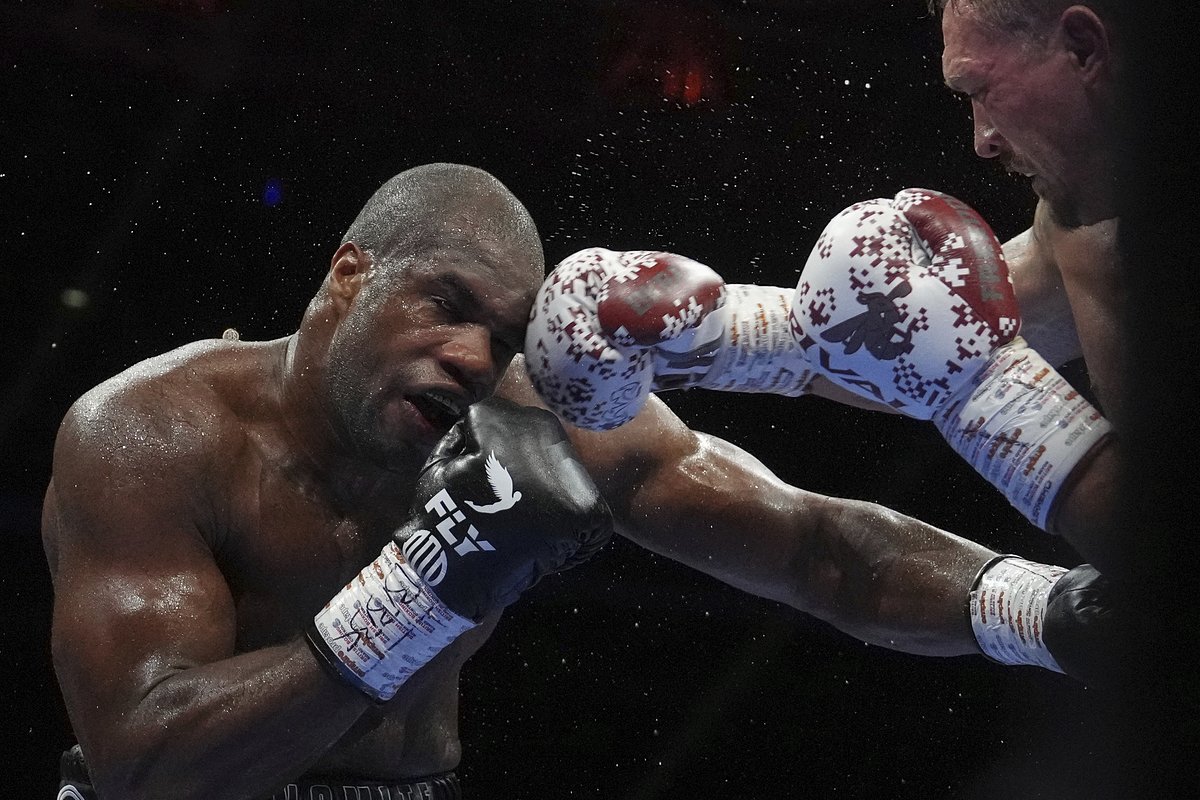 Александр Усик (справа)