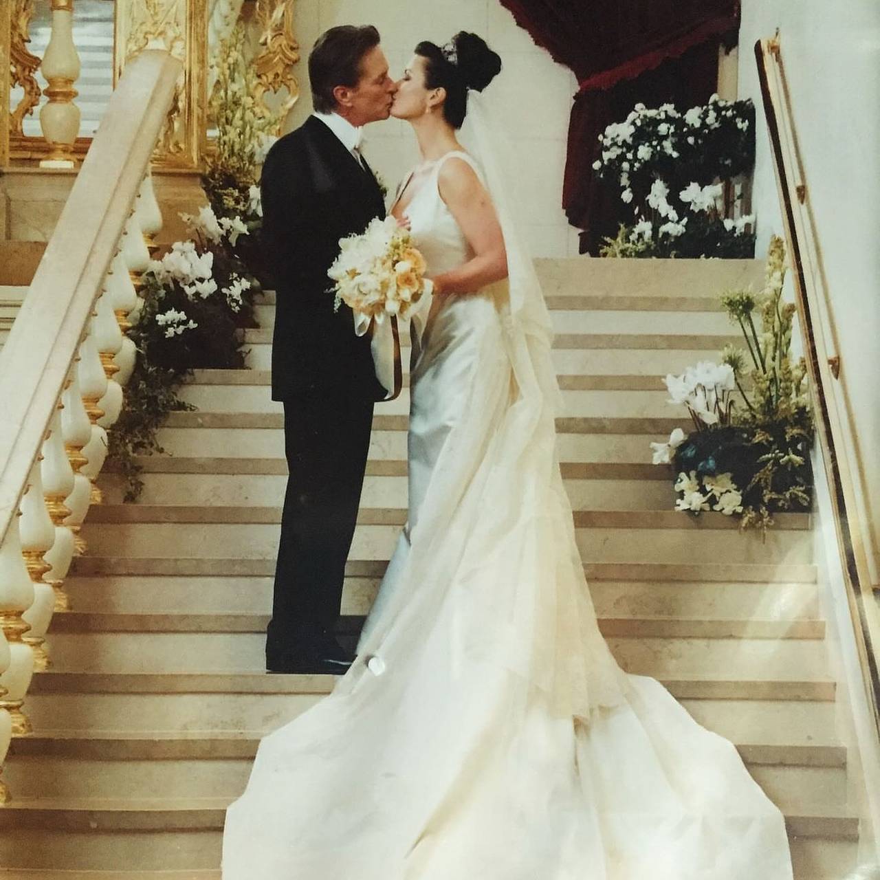 Кэтрин Зета-Джонс показала фото поцелуя с Майклом Дугласом в честь 25-летия свадьбы