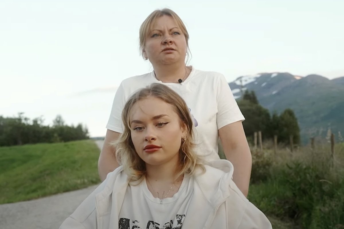 Мария Ковальчук с матерью в Норвегии