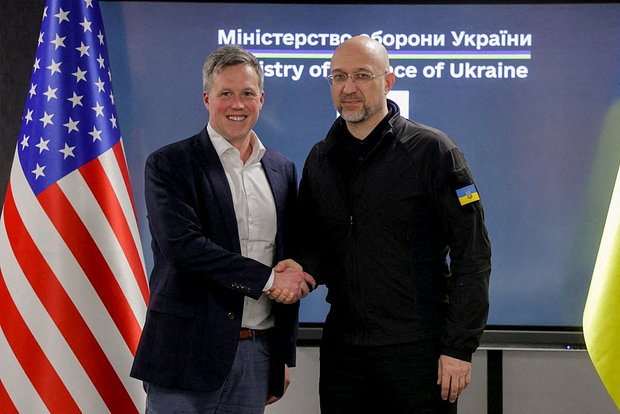 Дэниел Дрисколл (слева)