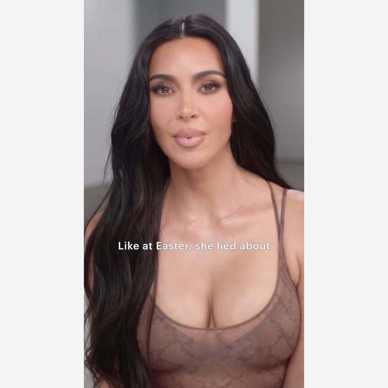 Ким Кардашьян снялась в прозрачном топе с глубоким декольте