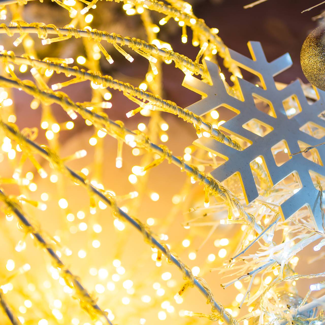 Россиянам дали совет по выбору безопасной новогодней гирлянды