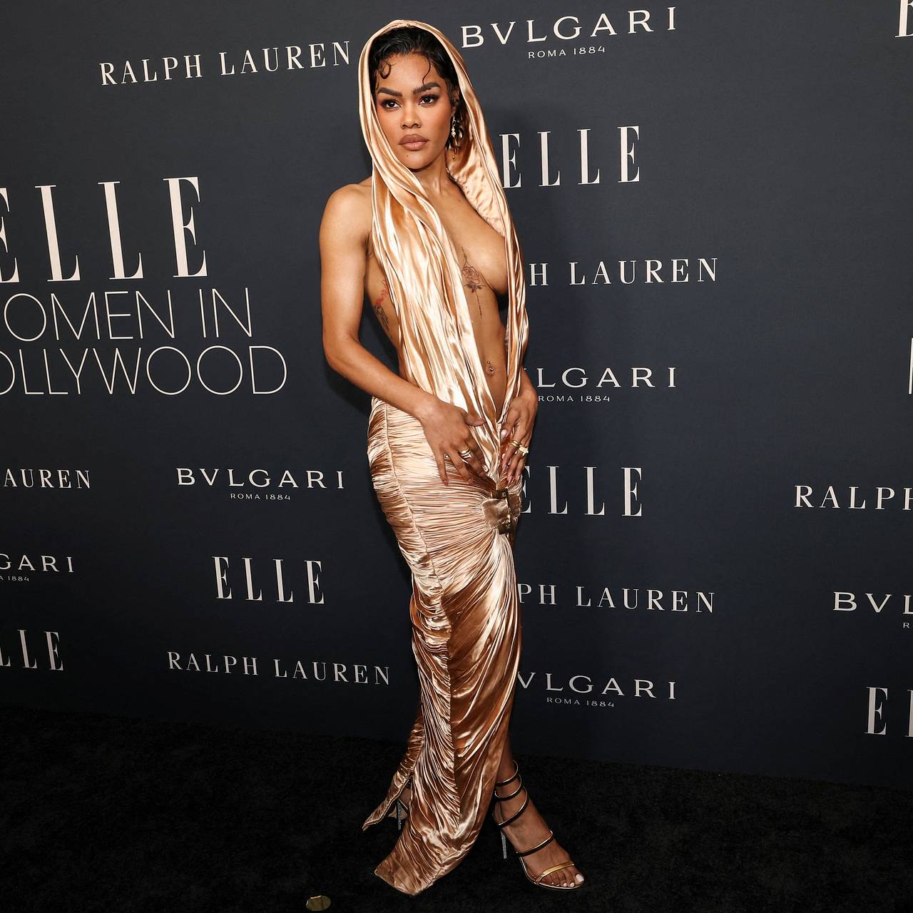 Популярная актриса вышла в свет в наряде с декольте до пупка