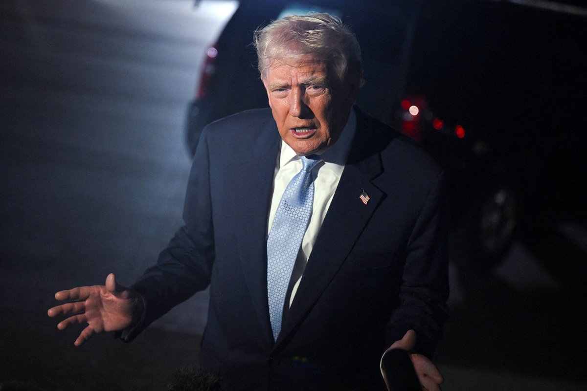 Президент США Дональд Трамп общается со СМИ перед посадкой на борт Air Force One в международном аэропорту Палм-Бич, Флорида, США, 16 ноября 2025 года