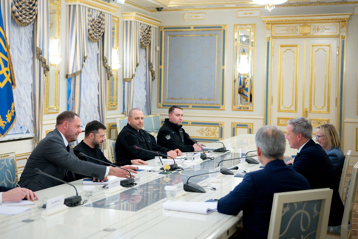 Президент Украины Владимир Зеленский и министр армии США Дэниел Дрисколл на встрече в Киеве, 20 ноября 2025 года