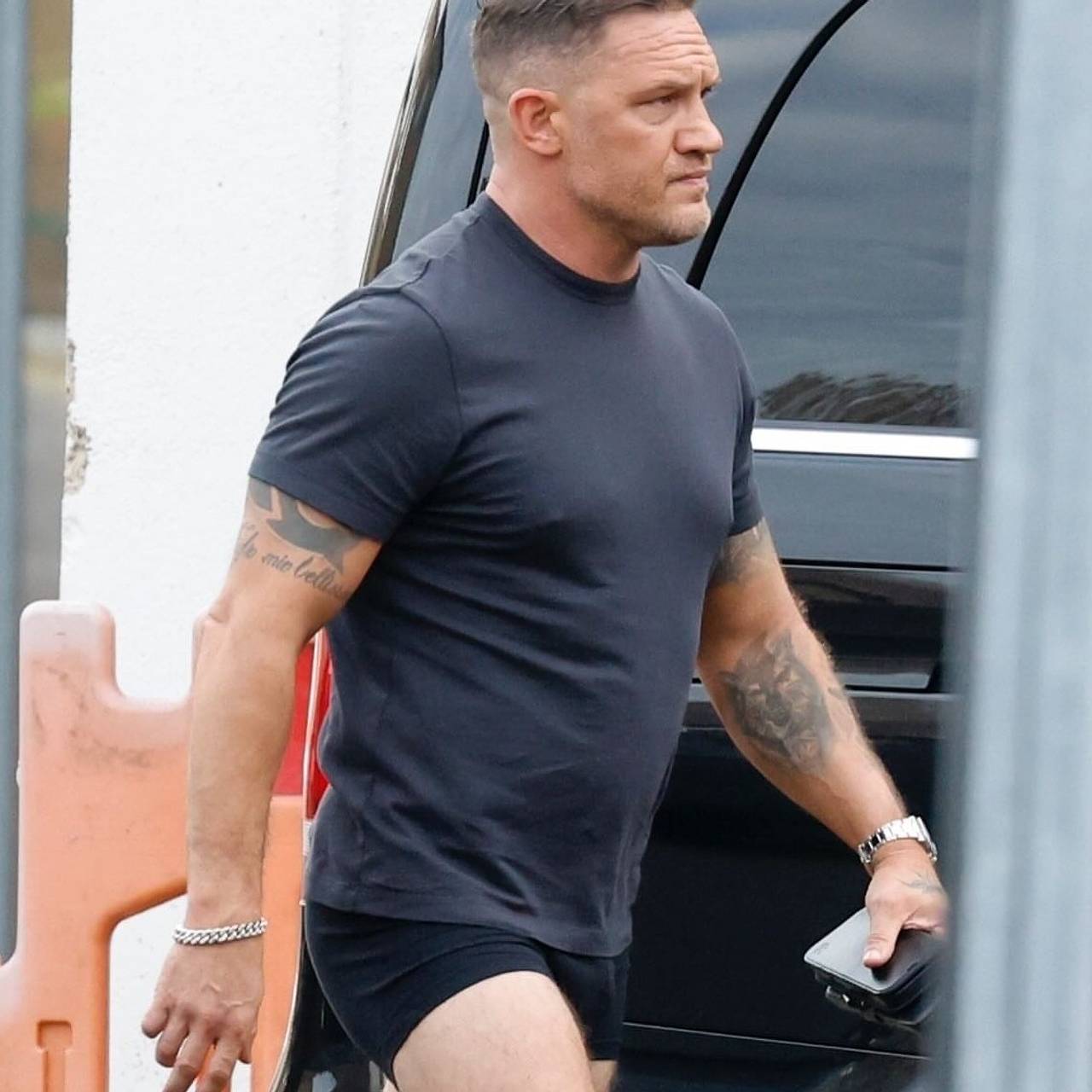 Том Харди в трусах прошелся по съемочной площадке