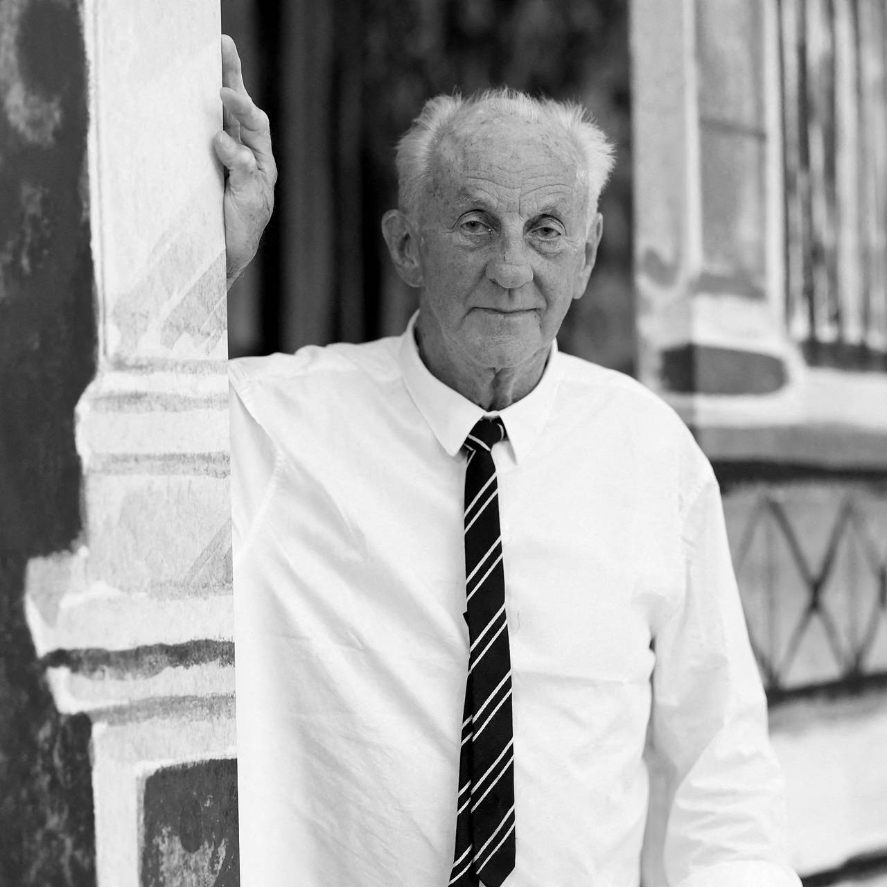 Умер одевавший принцессу Диану дизайнер