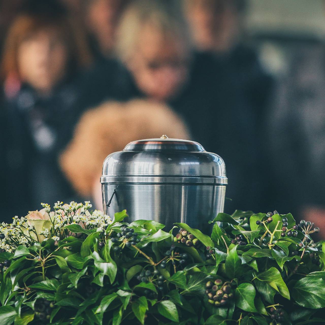 Девушка решила преподать соседке урок и украла прах ее бабушки