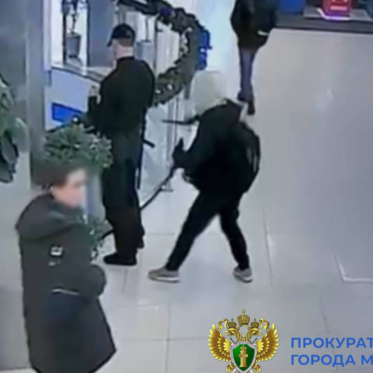 Подросток напал с ножом на охранника торгового центра в российском городе