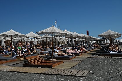 Отдыхающий украл у спящего на шезлонге в Сочи мужчины золотую цепочку и крест