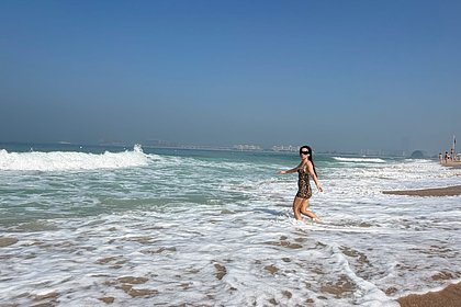 Ольга Серябкина пробежалась по пляжу в леопардовом мини-платье