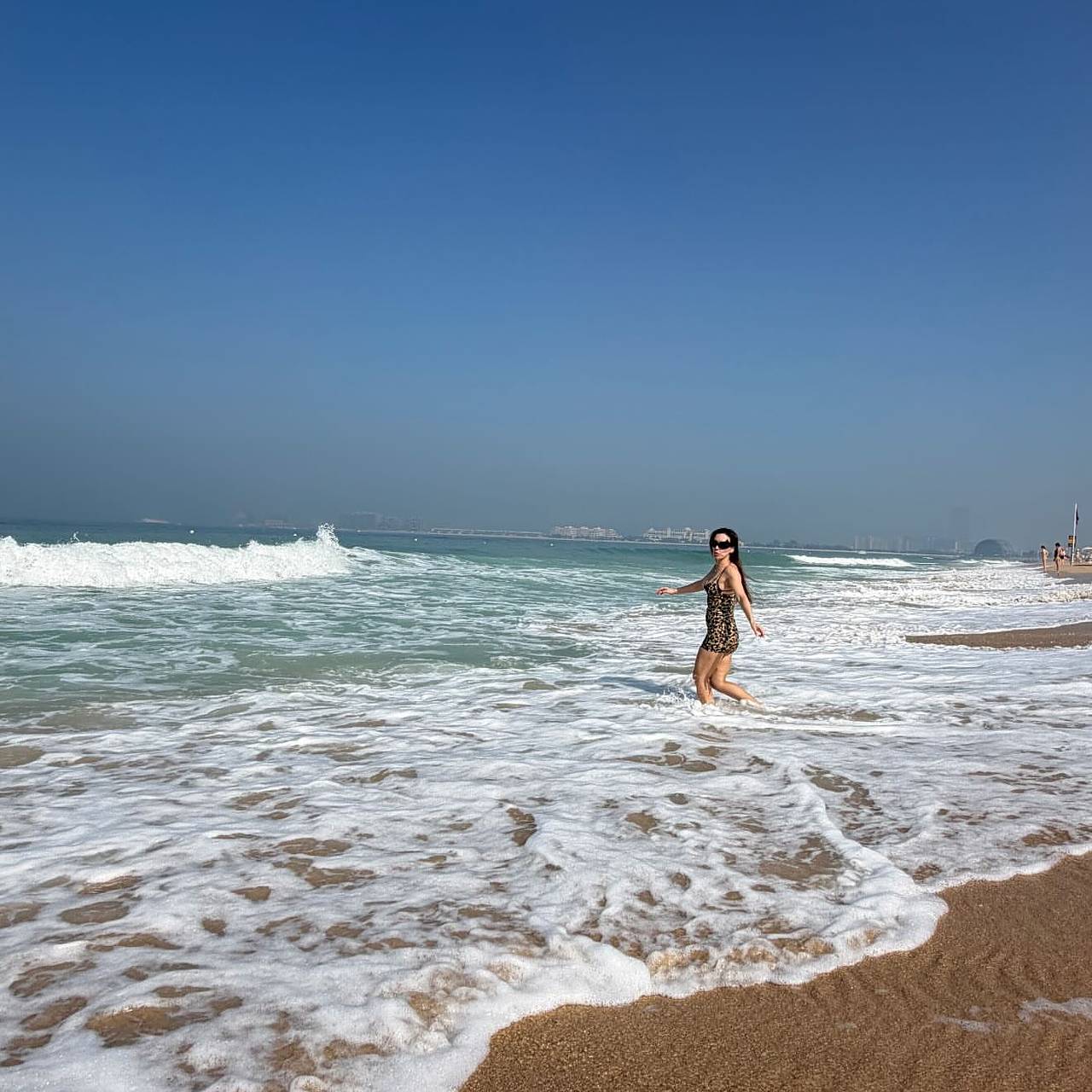 Ольга Серябкина пробежалась по пляжу в леопардовом мини-платье