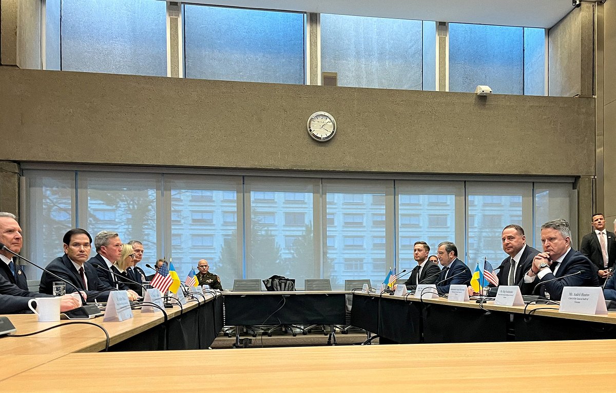 Спецпосланник президента США Стивен Уиткофф, государственный секретарь США Марко Рубио, министр армии США Дэниел Дрисколл, глава офиса президента Украины Андрей Ермак и другие члены американской и украинской делегаций на встрече в Женеве, Швейцария, 23 ноября 2025 года