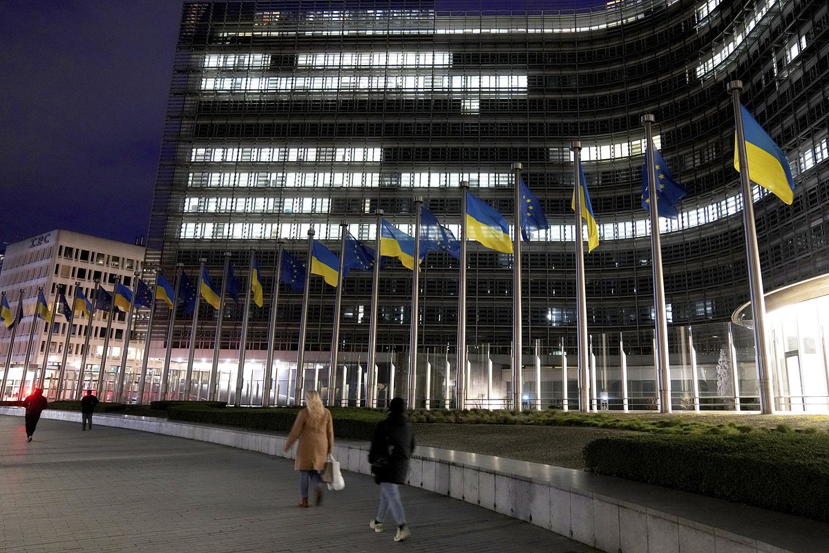 Флаги Украины и Европейского союза у здания Европейской комиссии в Брюсселе, Бельгия, 24 февраля 2025 года