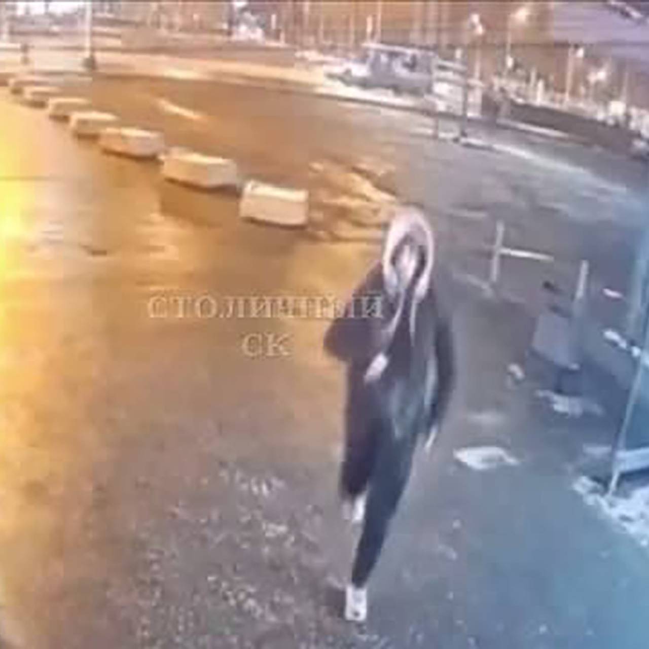 Нападение подростка с ножом на охранника российского ТЦ попало на видео