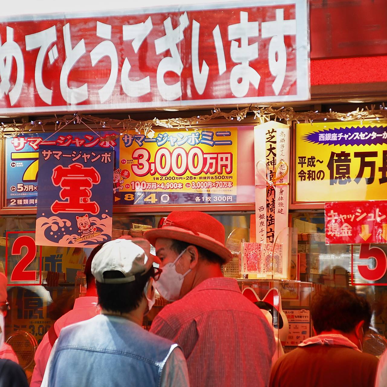 Пенсионер выиграл в лотерею 301 миллион рублей и вел роскошный образ жизни втайне от жены