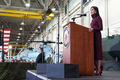 Жену вице-президента США заметили без кольца после объятий ее мужа с другой женщиной