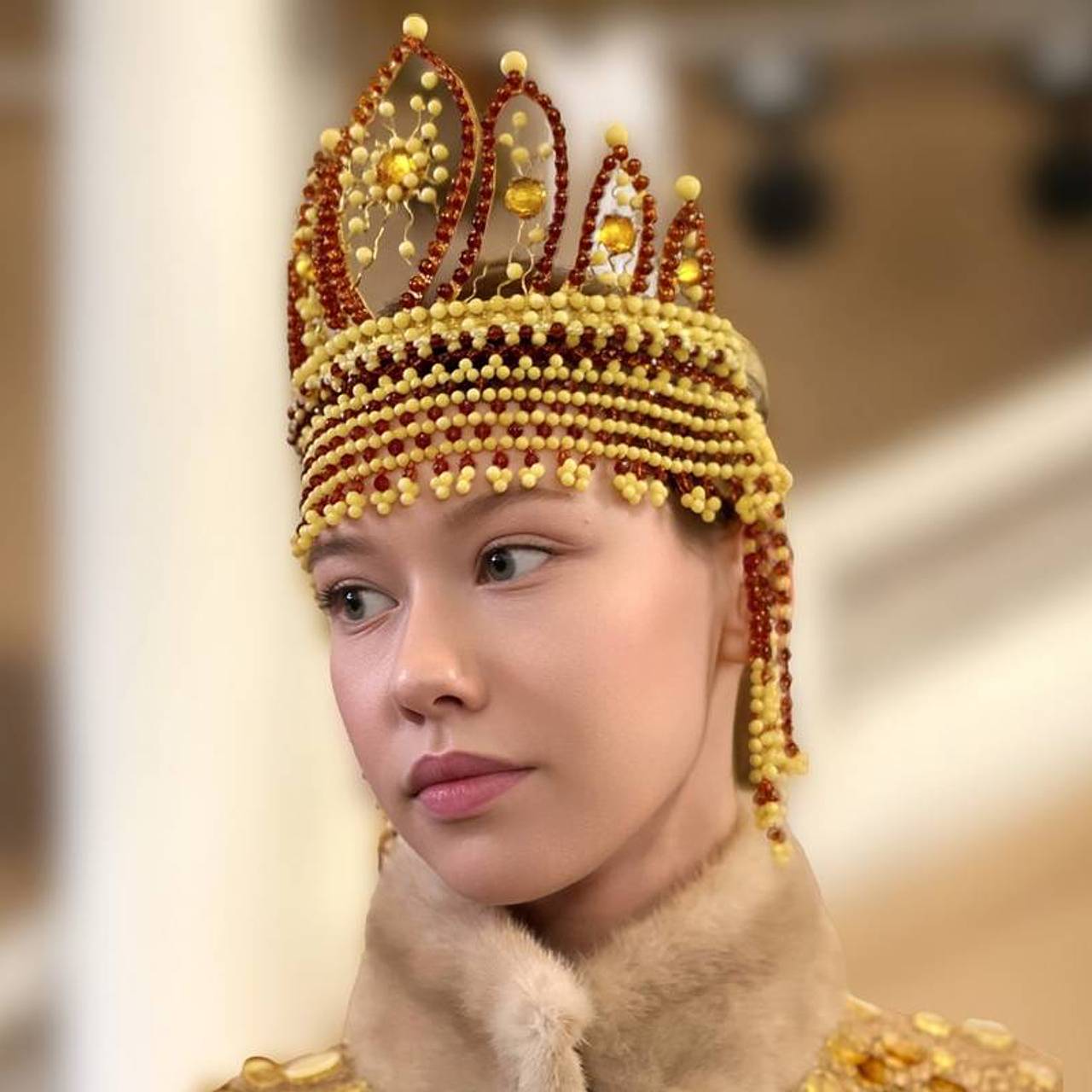 В Калининграде создали кокошник из янтаря возрастом 50 миллионов лет