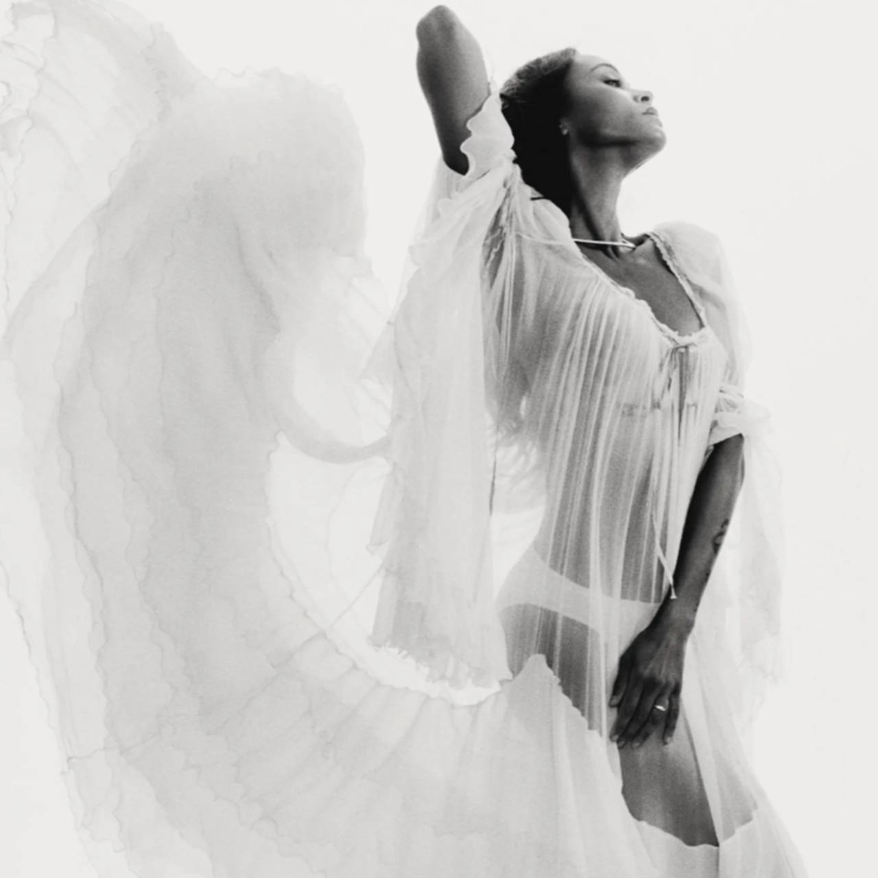 47-летняя популярная актриса в прозрачном платье и стрингах снялась для Vogue