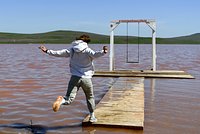 Горящие горы, поющие пески и розовое озеро. Где в России увидеть самые необычные природные явления?