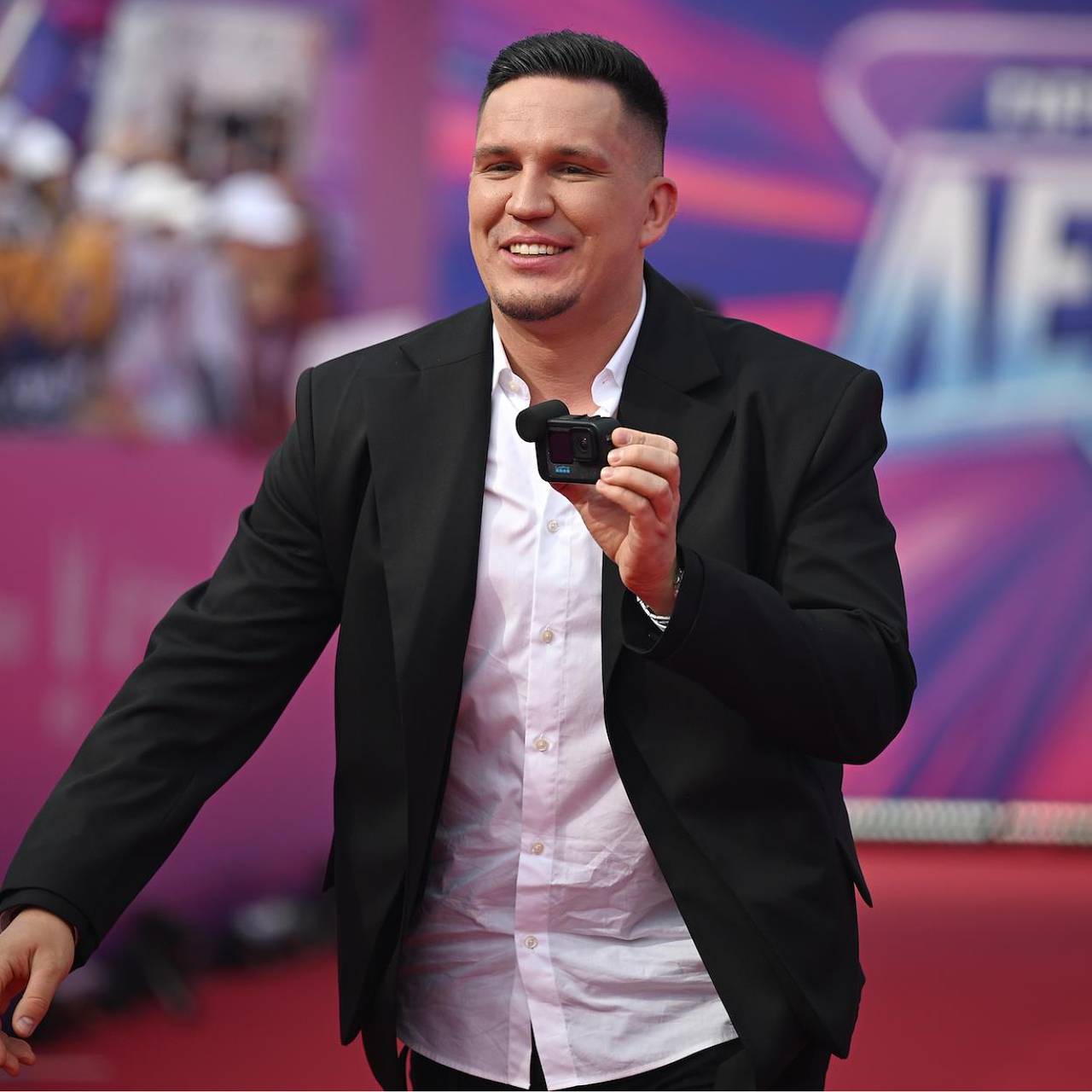 Популярный российский блогер повредил ноги на съемках телешоу