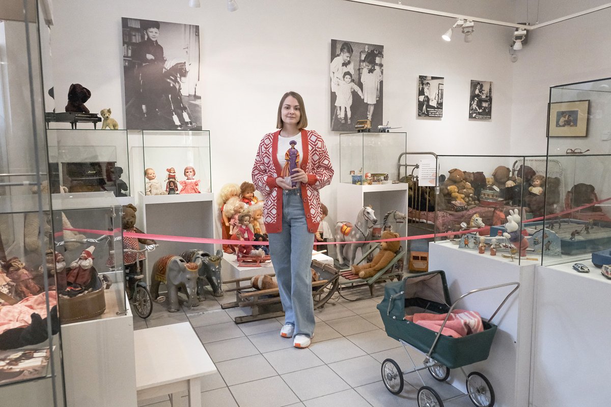 Анастасия работает в Музее Игрушки в Санкт-Петербурге