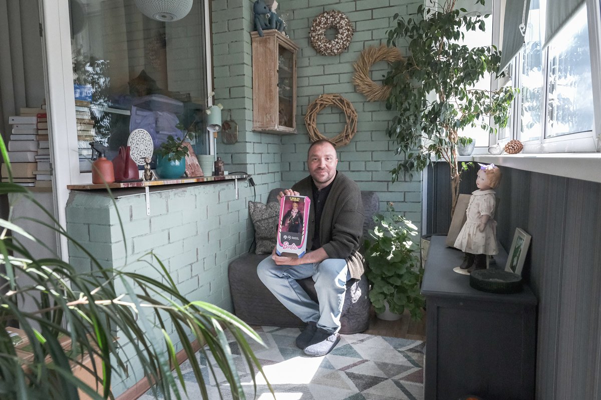 Максим держит в руках куклу из коллаборации Mattel и Московского метрополитена