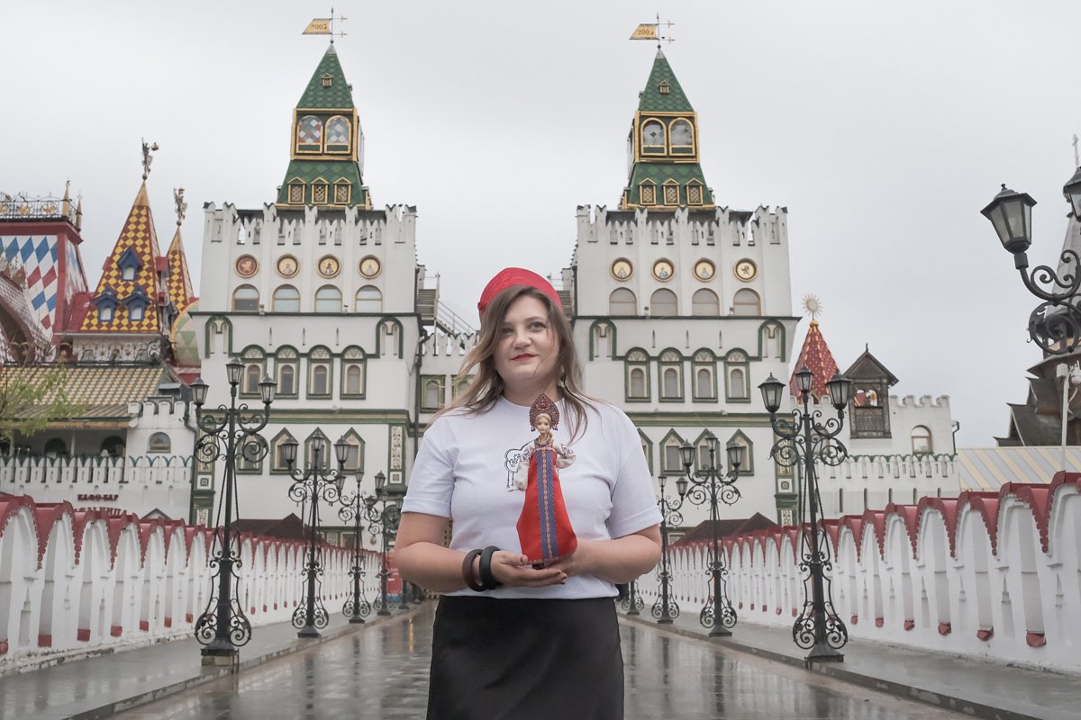 Марина позирует со своей Барби