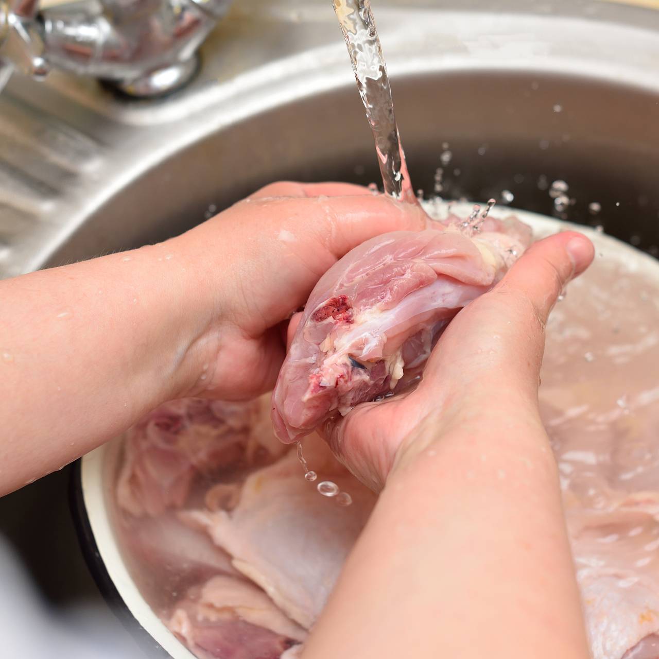 Доктор Мясников призвал россиян не мыть мясо