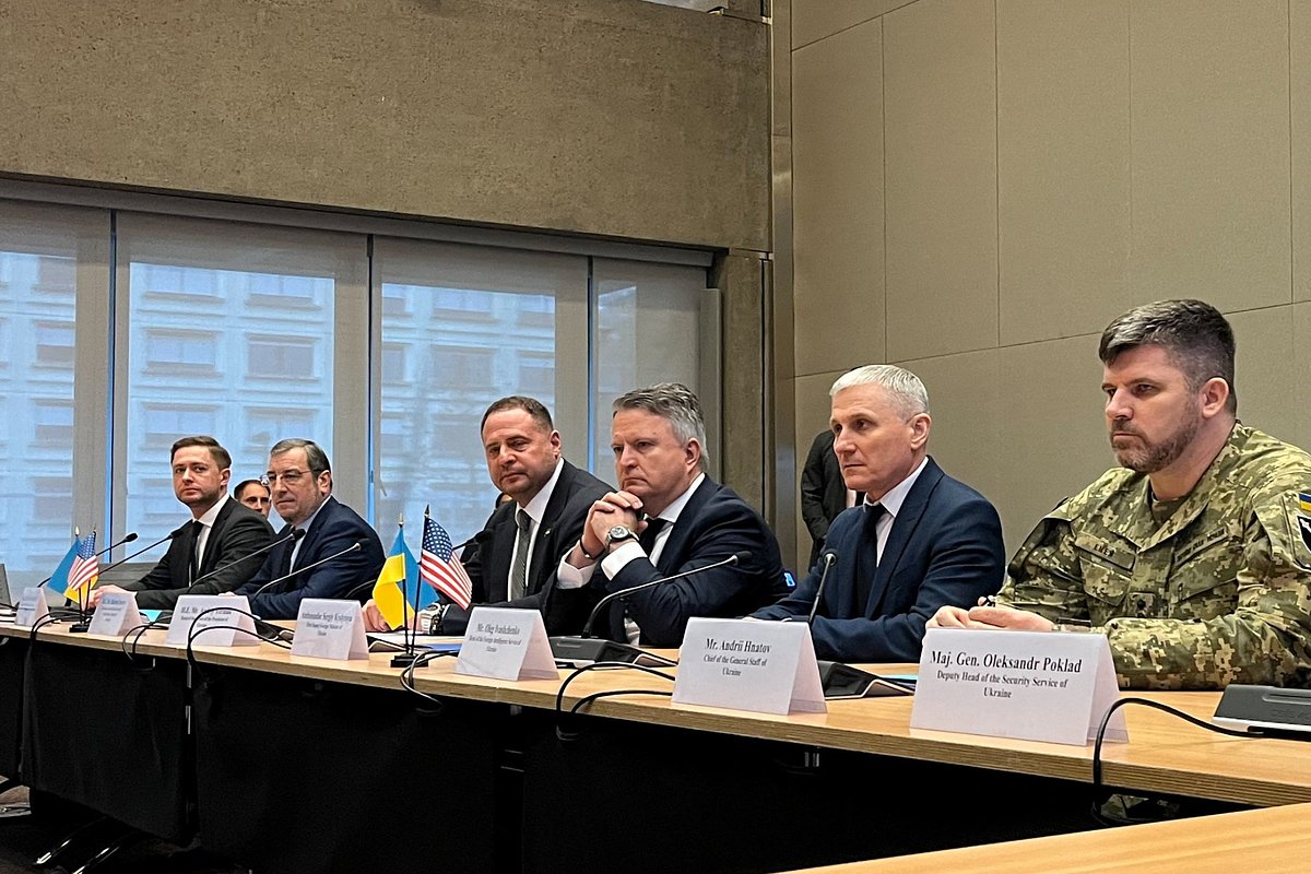 Делегация Украины во главе с руководителем офиса президента страны Андреем Ермаком (в центре) на переговорах в Женеве, 23 ноября 2025 года