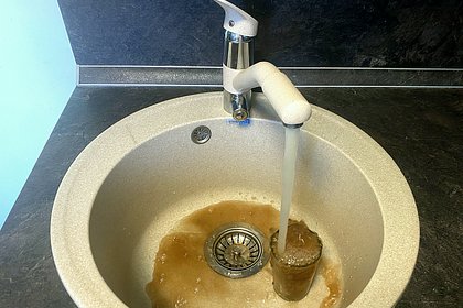 Жильцы элитного дома в Москве пожаловались на ржавую воду и крыс