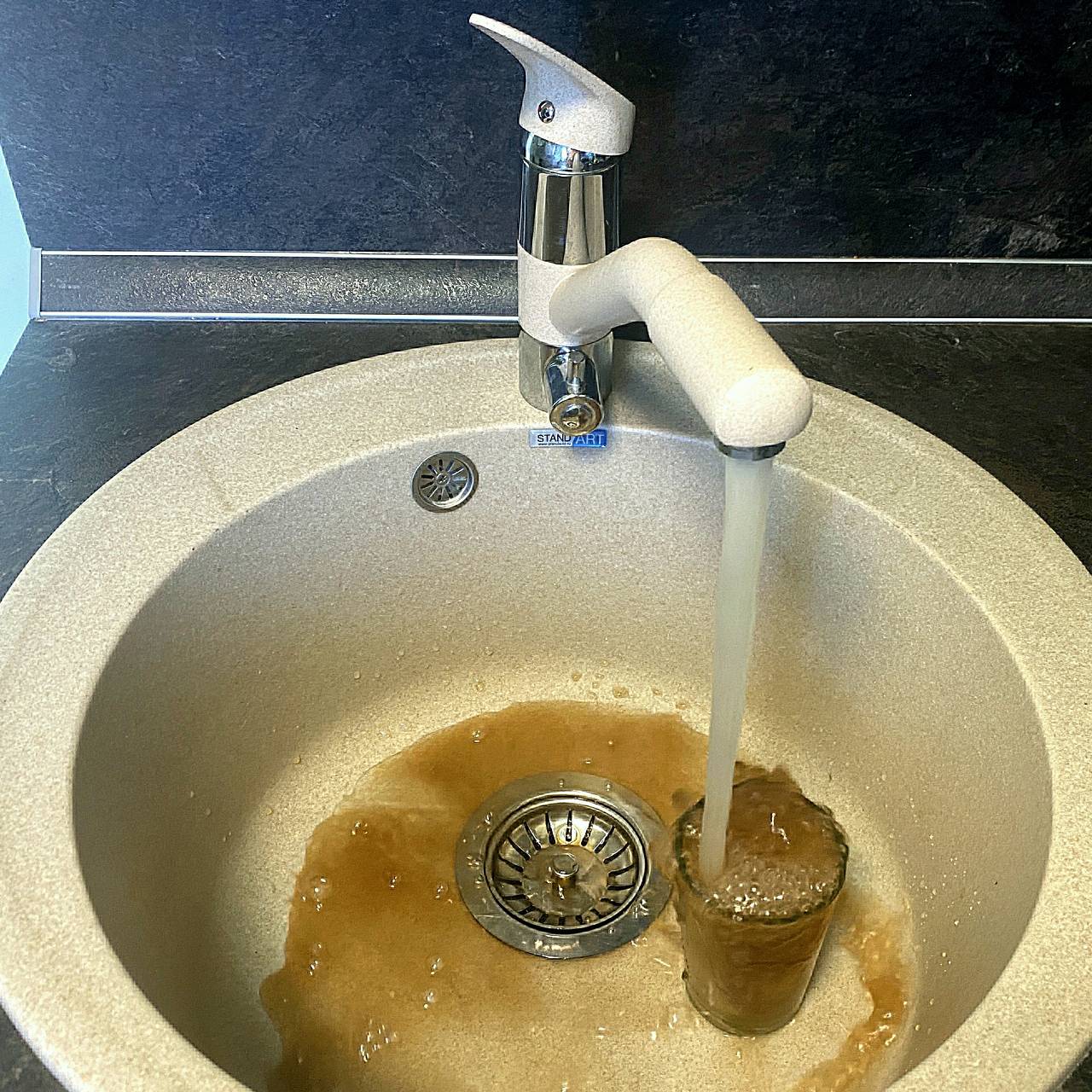 Жильцы элитного дома в Москве пожаловались на ржавую воду и крыс