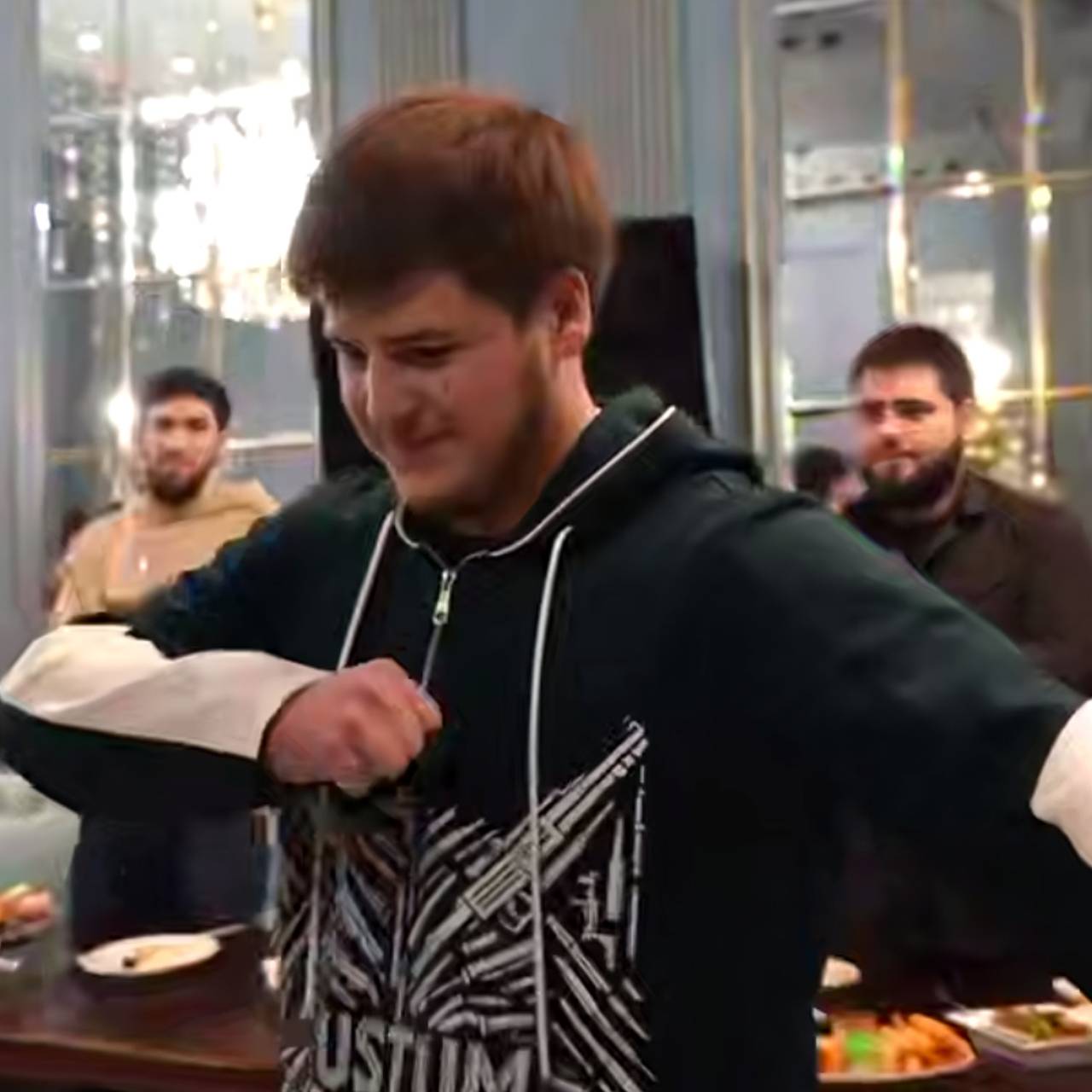 Сын Кадырова нарядился на 18-летие в худи с волком и одним словом