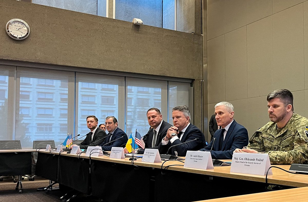 Глава офиса президента Украины Андрей Ермак и другие члены делегации перед началом закрытых переговоров с представителями США по вопросу прекращения войны, Женева, Швейцария, 23 ноября 2025 года