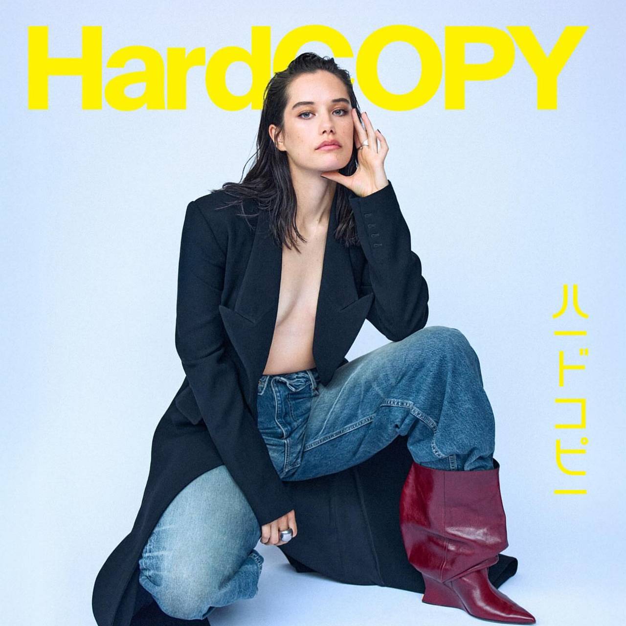 Дочь Джона Траволты распахнула надетое на голое тело пальто перед камерой