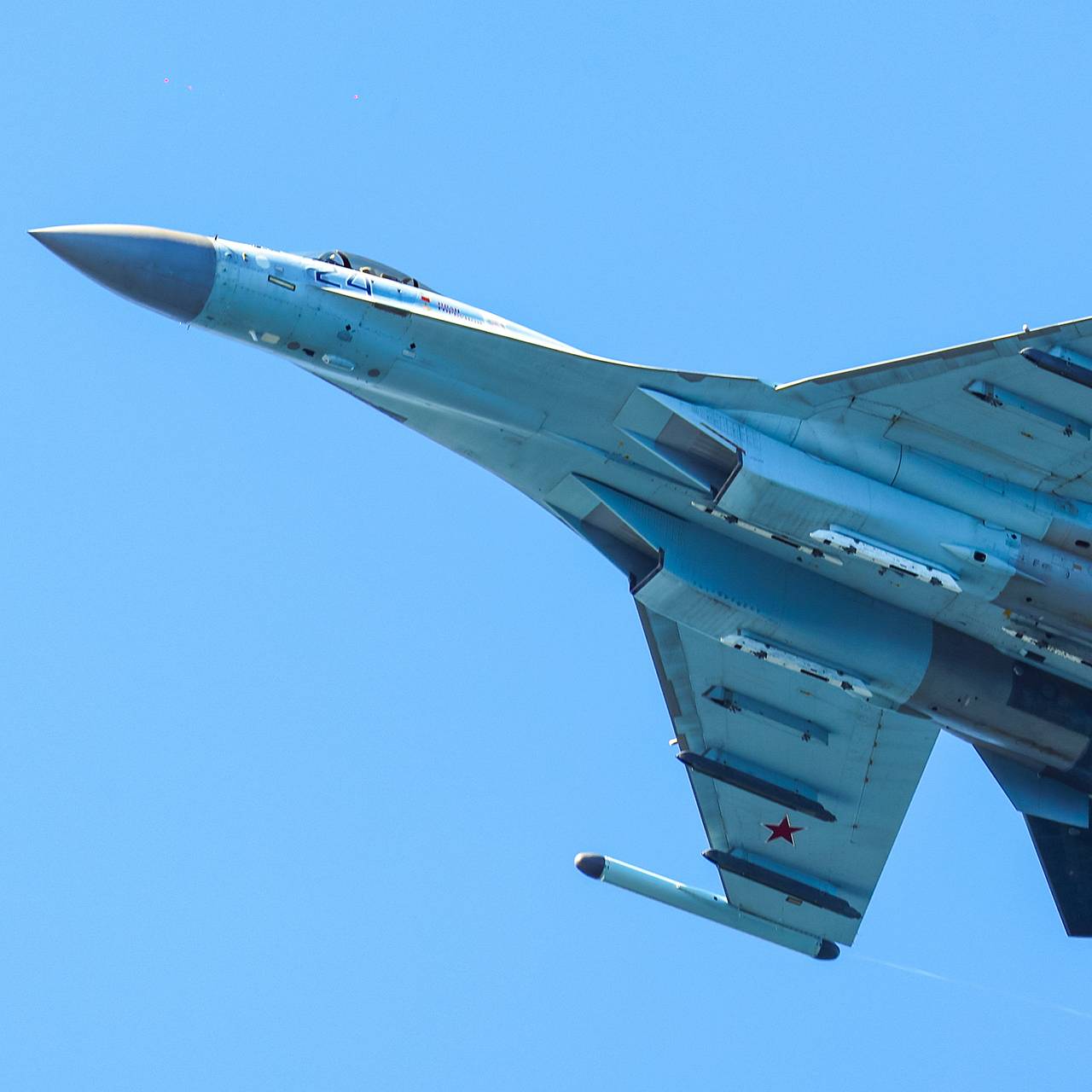 «Су-35С творит чудеса». Российский истребитель «прижал к земле» F-16 и Mirage в зоне СВО