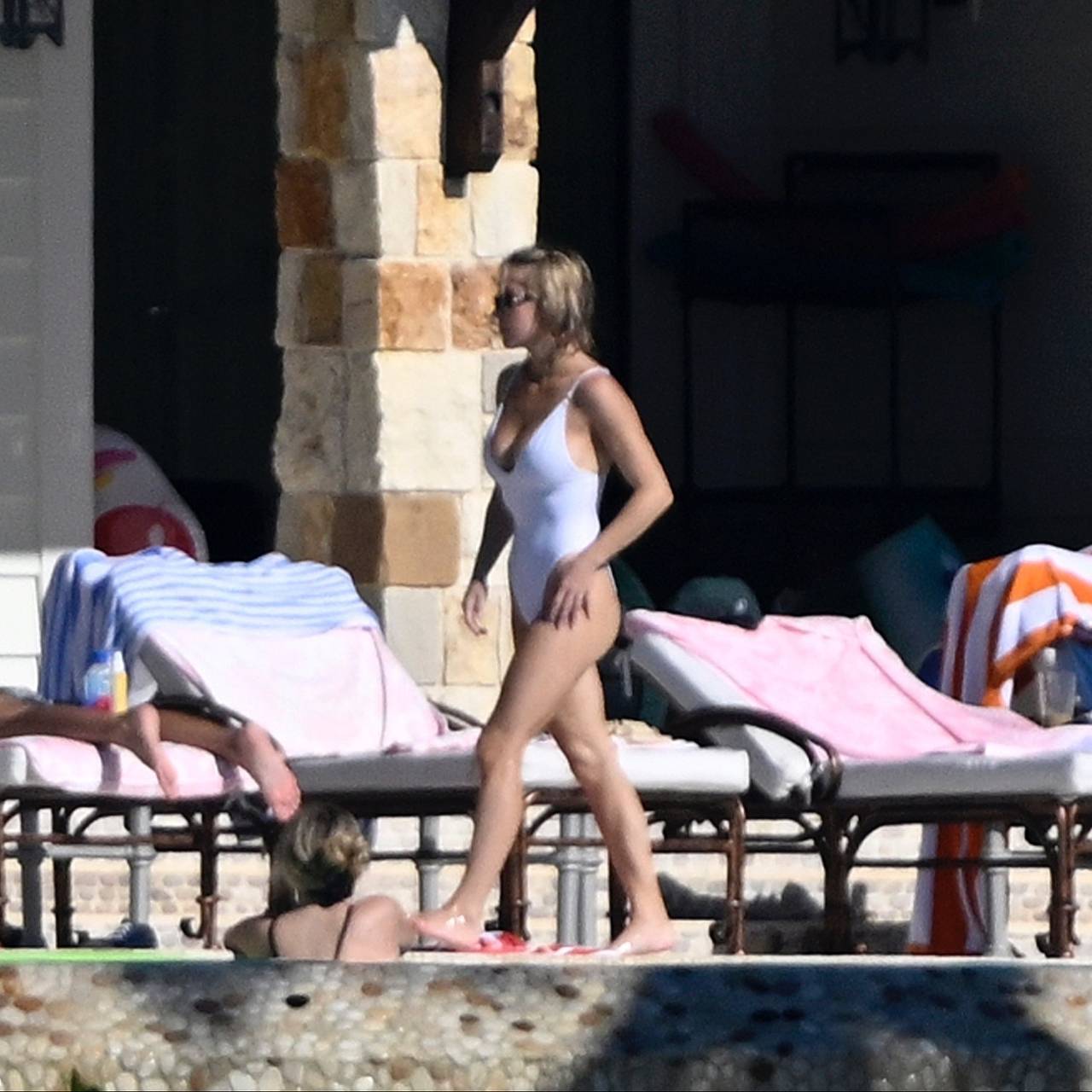 Сидни Суини в откровенном купальнике сняли во время отдыха с 44-летним возлюбленным