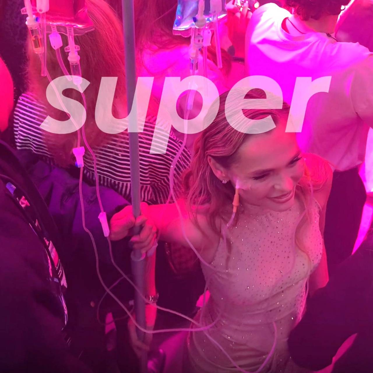 Анна Хилькевич появилась с капельницей на вечеринке и высказалась о неидеальной внешности