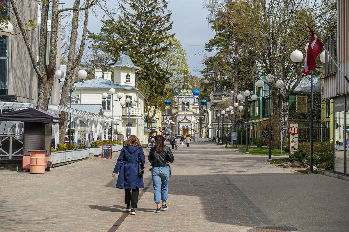 Общий вид улицы Йомас, главной пешеходной зоны Юрмалы, Латвия, 2022 год