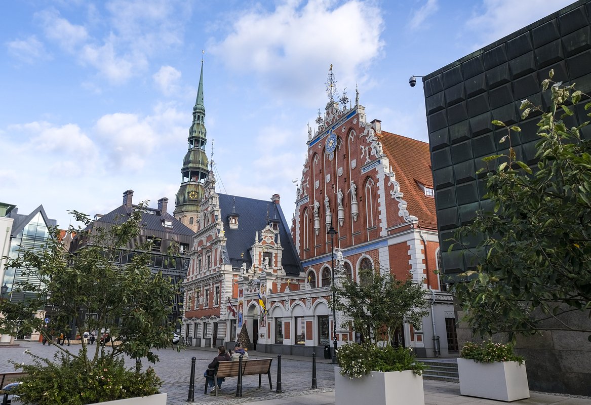 Ратушная площадь с Шварцхойптерхаусом и церковью Святого Петра в Риге, Латвия, октябрь 2025 года
