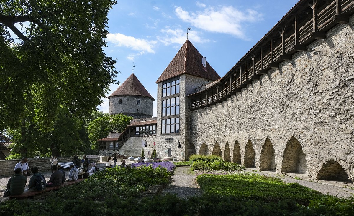 Туристическая достопримечательность Таллина, Эстония: сад датского короля на городской стене Домберга в Верхнем городе