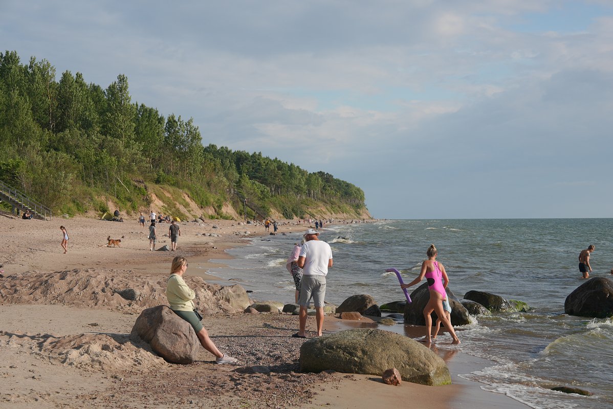 Люди отдыхают на пляже недалеко от деревни Каркле, Литва, июль 2025 года