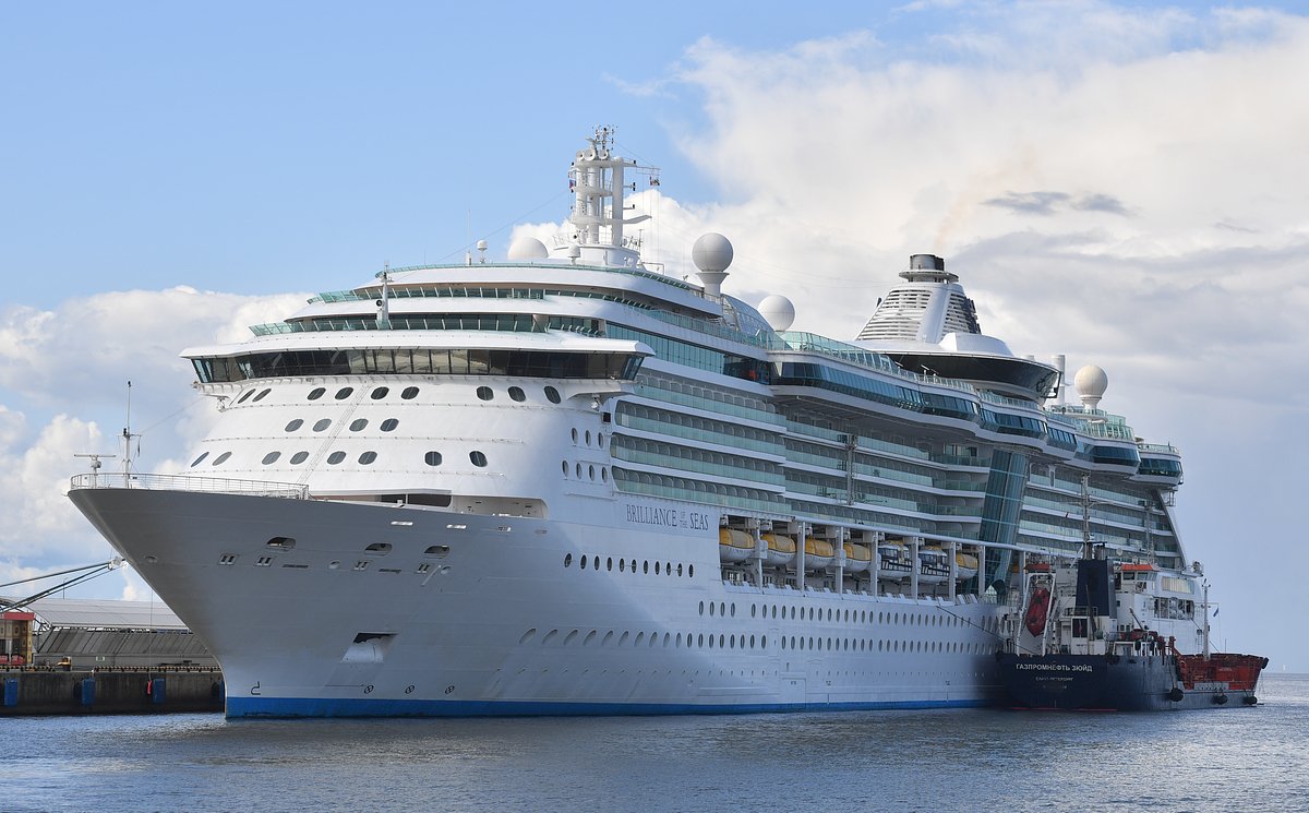 Круизный лайнер Brilliance of the Seas в порту «Морской фасад» в Санкт-Петербурге