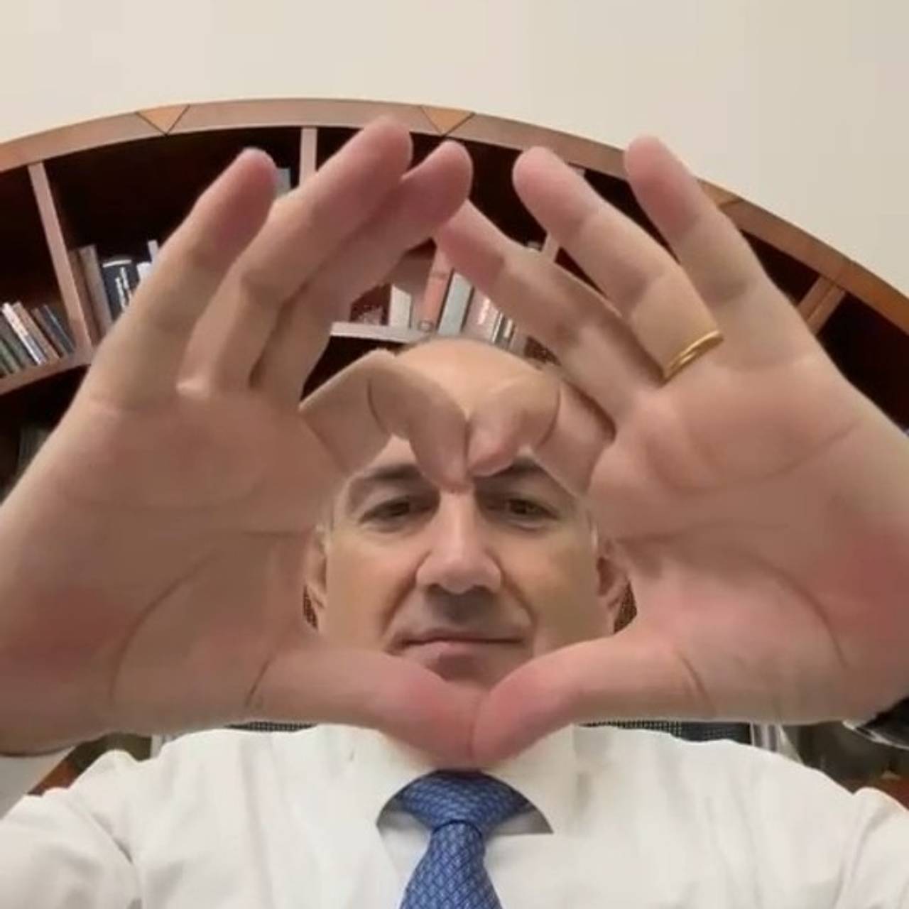 Пашинян показал один жест на фоне заявлений о выходе Армении из ОДКБ