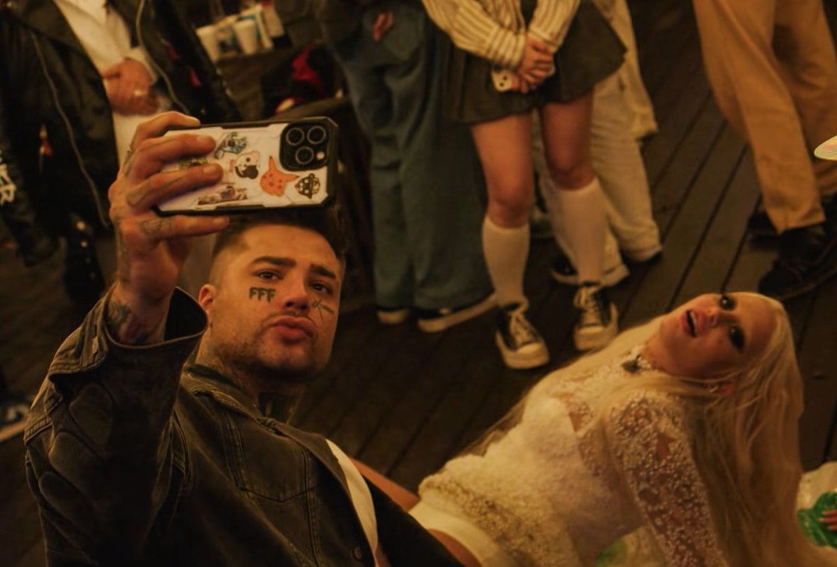 Блогер Рома Желудь и рэп-исполнительница Хофманнита на вечеринке