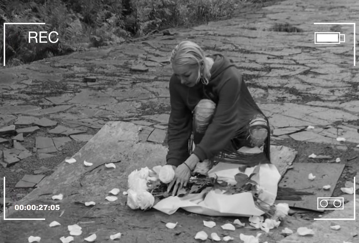 Анастасия Волочкова поднимает букет роз, который пнул блогер Александр Габар